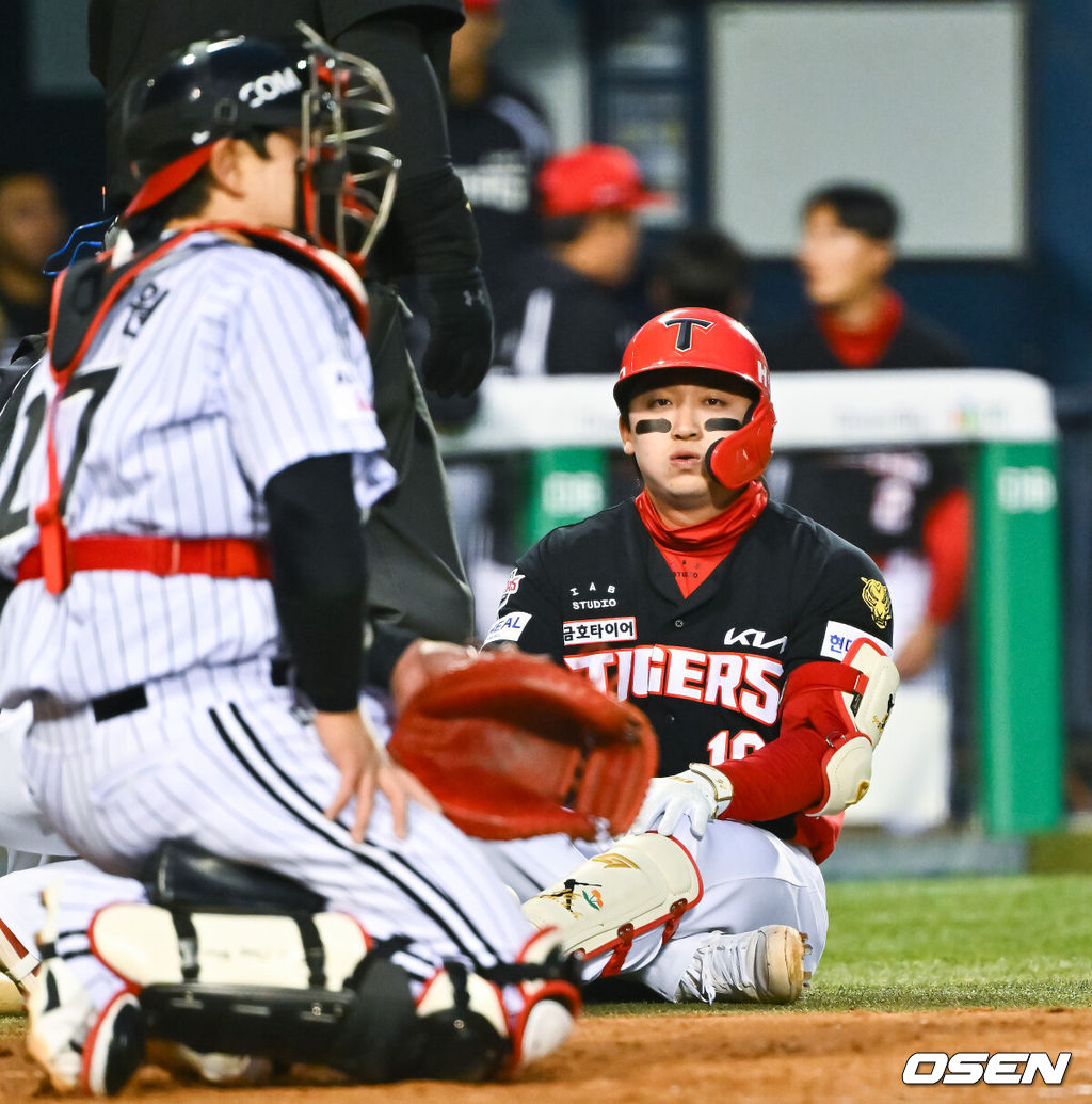 1일 서울 잠실야구장에서 2026 신한 SOL KBO리그 LG 트윈스와 KIA 타이거즈의 경기가 열렸다. 이날 LG는 송승기를, KIA는 양현종을 선발로 내세웠다.2회초 KIA 윤도현이 파울타구에 맞은뒤 그라운드 위 주저 앉아 있다.  2026.04.01 / soul1014@osen.co.kr