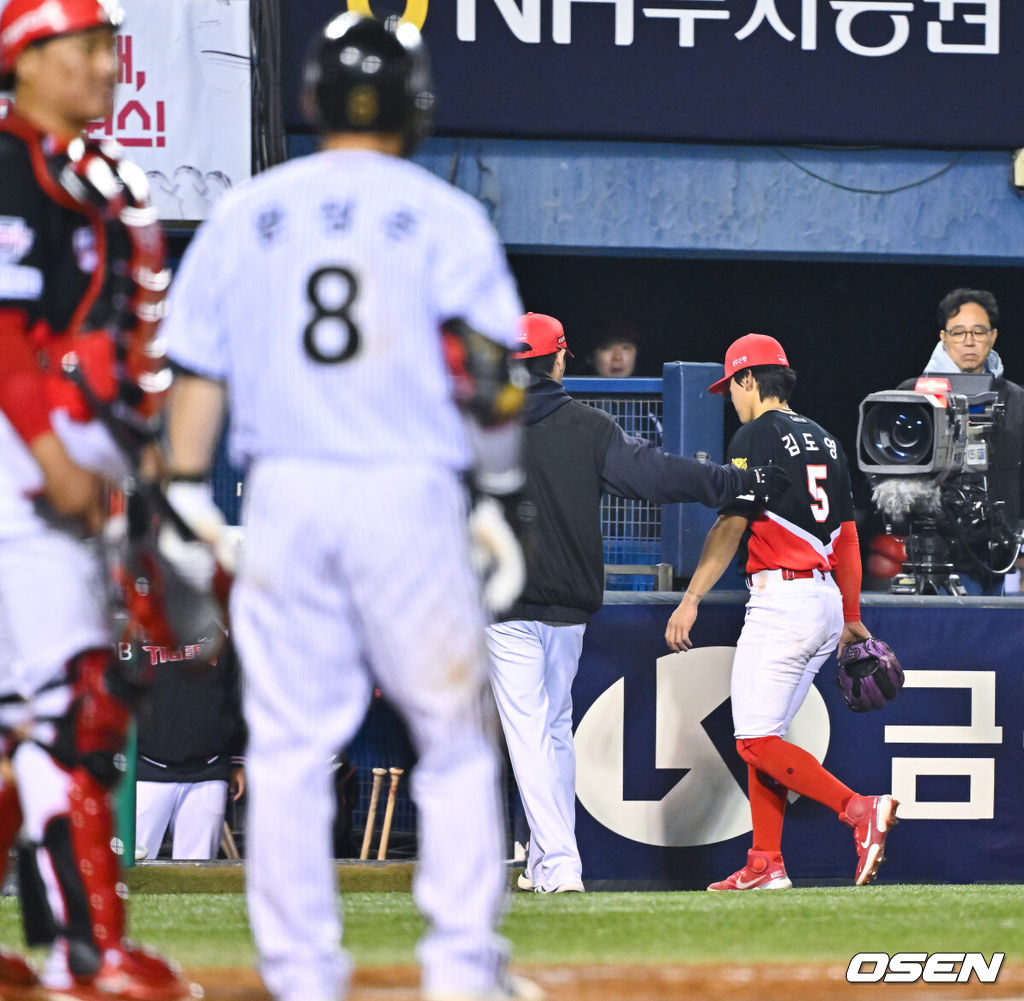 1일 서울 잠실야구장에서 2026 신한 SOL KBO리그 LG 트윈스와 KIA 타이거즈의 경기가 열렸다. 이날 LG는 송승기를, KIA는 양현종을 선발로 내세웠다.8회말 엘 박동원 타구를 수비하던 도중 다친 KIA 김도영이 교체되고 있다.      2026.04.01 / soul1014@osen.co.kr