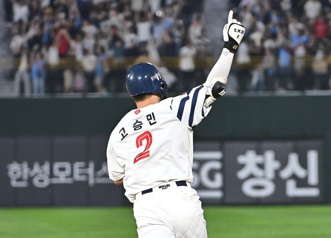 21일 부산 사직야구장에서 2025 신한 SOL 뱅크 KBO 리그 롯데 자이언츠와 LG 트윈스의 경기가 열렸다. 홈팀 롯데는 나균안이, 방문팀 LG는 임찬규가 선발 출전했다.롯데 자이언츠 고승민이 8회말 2사 1루 우월 동점 2점 홈런을 치고 세리머니를 하고 있다. 2025.05.21 / foto0307@osen.co.kr