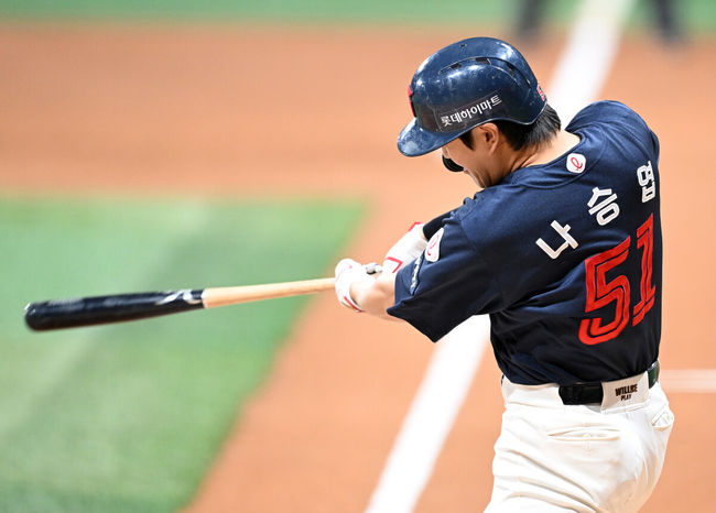 1일 오후 서울 고척스카이돔에서 2025 신한 SOL Bank KBO리그 키움 히어로즈와 롯데 자이언츠의 경기가 열렸다.키움은 조영건, 롯데는 데이비슨을 선발 투수로 내세웠다.1회초 무사 만루에서 롯데 나승엽이 2타점 좌전 적시타를 치고 있다. 2025.05.01 /sunday@osen.co.kr