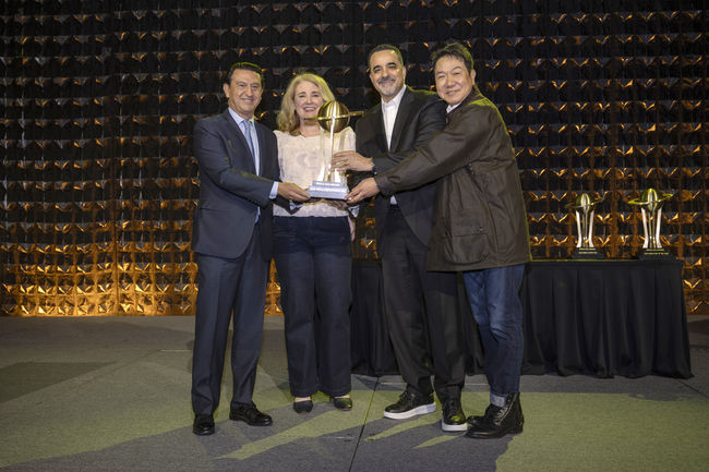 현대차 대표이사 호세 무뇨스 사장, 월드카 어워즈 심사위원 제니퍼 뉴먼 카즈닷컴 편집장, 현대차 랜디 파커 북미법인 최고경영자(CEO), 현대제네시스글로벌디자인담당 이상엽 부사장(왼쪽부터)이 기념사진을 찍고 있다.