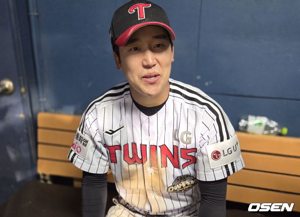 LG 트윈스 구본혁이 1일 잠실구장에서 열린 KIA 타이거즈와 경기에서 승리한 후 1회 2사 1,3루에서 기습번트 상황을 이야기하고 있다. /orange@osen.co.kr