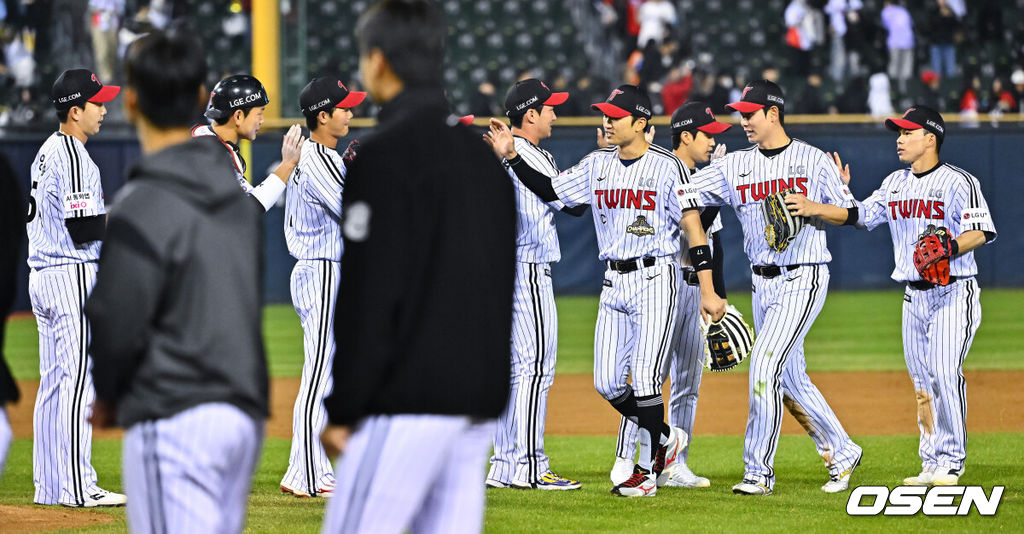 프로야구 LG 트윈스가 KIA 타이거즈를 꺾고 개막 3연패에서 탈출했다. LG는 1일 서울 잠실구장에서 열린 2027 KBO리그 KIA와 시즌 2차전 맞대결에서 7-2로 승리했다. 이로써 LG는 개막 3연패를 끊고 첫 승을 신고했다.경기종료 후 LG 선수들이 승리의 기쁨을 나누고 있다.     2026.04.01 / soul1014@osen.co.kr