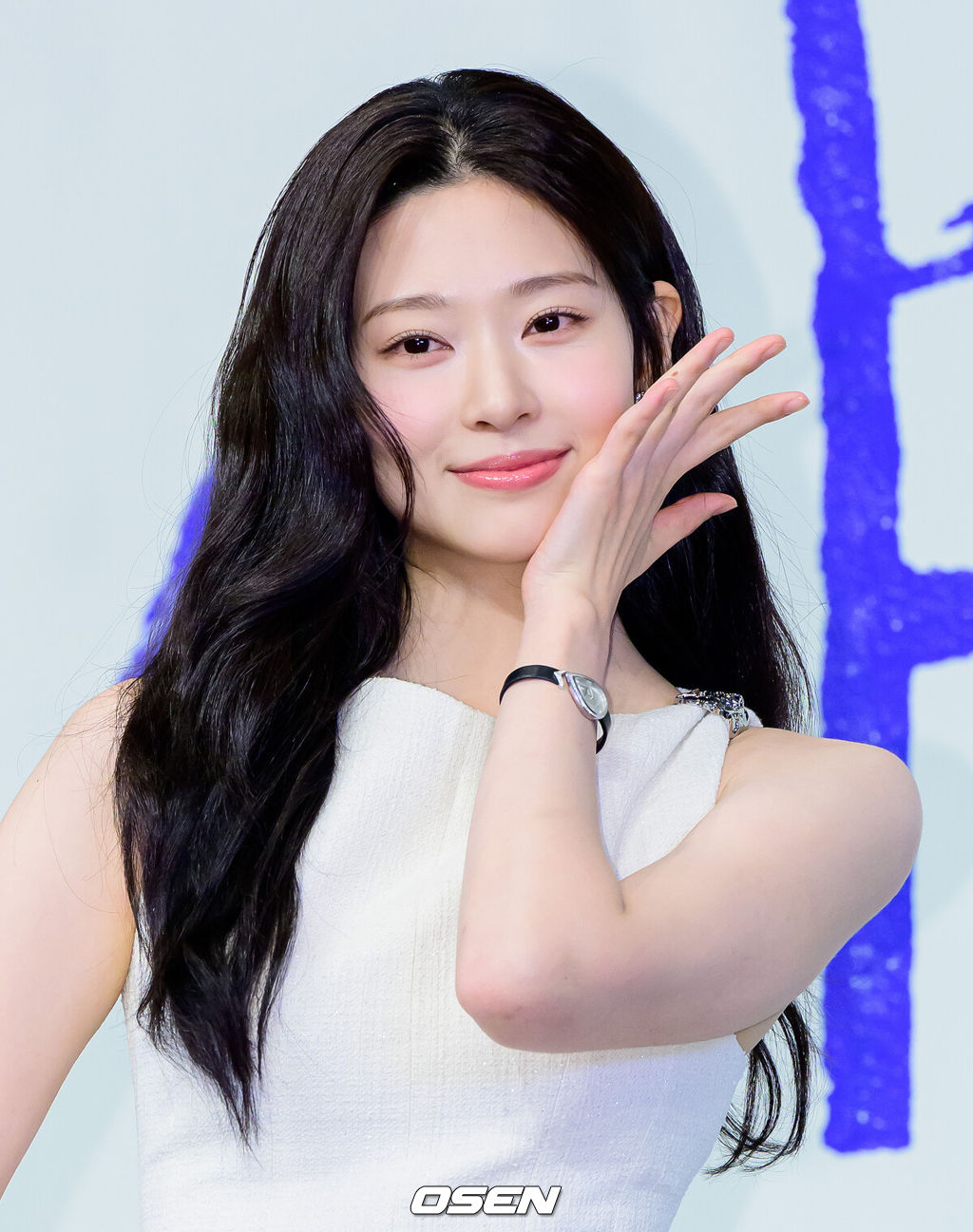 5일 오후 서울 구로구 더 링크호텔 서울에서 JTBC 새 금요시리즈 ‘샤이닝’ 제작발표회가 열렸다.'샤이닝'은 둘만의 세계를 공유하던 청춘들이 서로의 믿음이자 인생의 방향을 비춰주는 빛 그 자체가 되어가는 과정을 담은 드라마다. 배우 김민주가 포토타임을 하고 있다. 2026.03.05 /jpnews@osen.co.kr