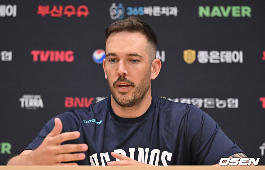 29일 창원NC파크에서 2026 신한 SOL KBO 리그 NC 다이노스와 두산 베어스의 경기가 열린다. 홈팀 NC는 테일러가, 방문팀 두산은 곽빈이 선발 출전한다. NC 다이노스 드류 버하겐이 인터뷰를 하고 있다. 2026.03.29 / foto0307@osen.co.kr