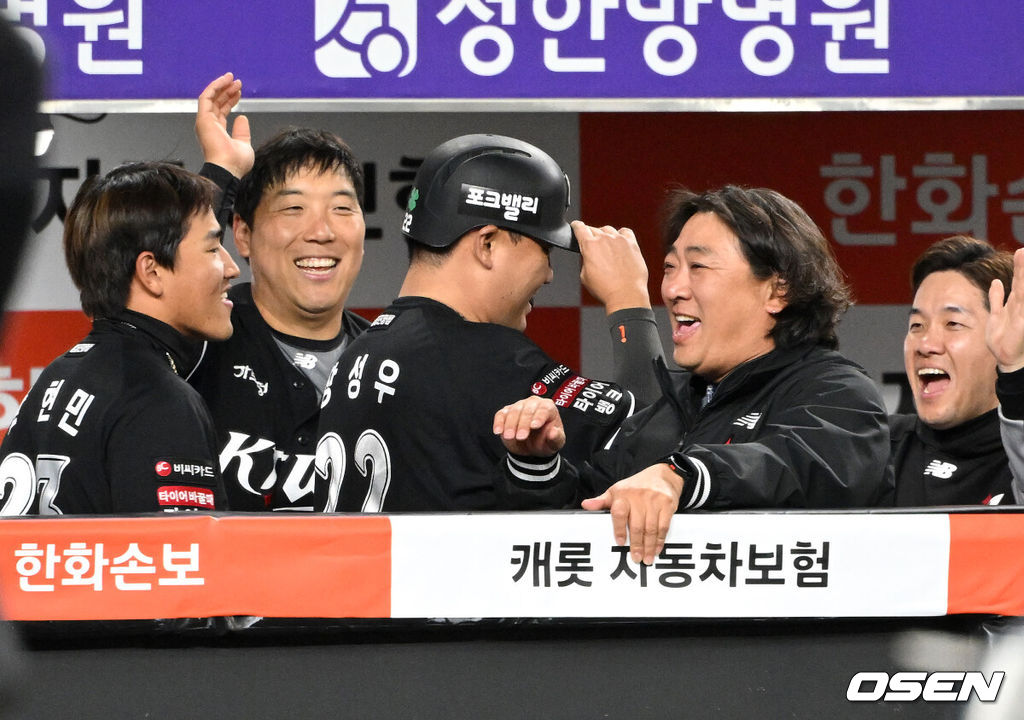 31일 대전 한화생명볼파크에서 2026 신한 SOL KBO리그 한화 이글스와 KT 위즈의 경기가 열렸다.이날 한화는 오웬 화이트, KT는 케일럽 보쉴리를 선발로 내세웠다.5회초 1사 2루에서 KT 김상수의 좌중간 적시 2루타 때 홈을 밟은 KT 2루주자 장성우가 더그아웃에서 환호하고 있다. 2026.03.31 /sunday@osen.co.kr