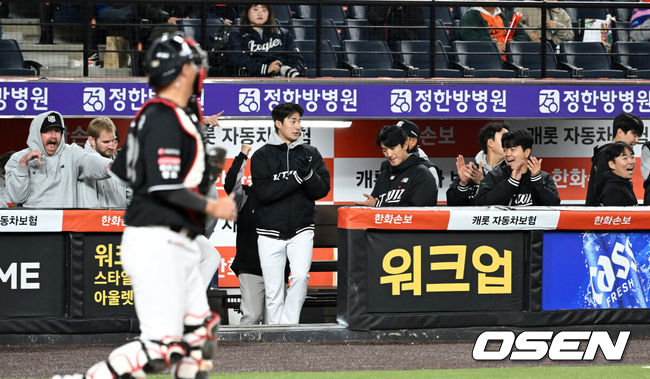 [OSEN=대전, 이대선 기자] 프로야구 KT 위즈가 한화 이글스를 연이틀 꺾고 개막 4연승을 달렸다.이강철 감독이 이끄는 KT는 1일 대전 한화생명 볼파크에서 열린 2026 신한 SOL KBO리그 한화와의 원정경기에서 난타전 끝에 14-11 역전승을 거뒀다. 이날 승리까지 KT가 4경기 전승을 기록 중이고, 한화는 2승2패를 마크했다.경기 종료 후 KT 선수들이 환호하고 있다. 2026.04.01 /sunday@osen.co.kr