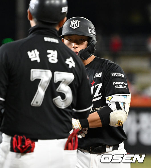 [OSEN=대전, 이대선 기자] 31일 대전 한화생명볼파크에서 2026 신한 SOL KBO리그 한화 이글스와 KT 위즈의 경기가 열렸다.이날 한화는 오웬 화이트, KT는 케일럽 보쉴리를 선발로 내세웠다.8회초 2사에서 KT 이강민이 중전 안타를 치고 박경수 코치와 하이파이브를 하고 있다. 2026.03.31 /sunday@osen.co.kr