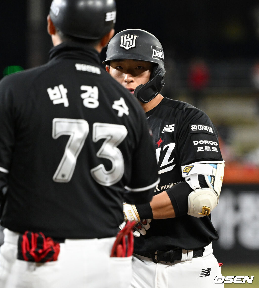 31일 대전 한화생명볼파크에서 2026 신한 SOL KBO리그 한화 이글스와 KT 위즈의 경기가 열렸다.이날 한화는 오웬 화이트, KT는 케일럽 보쉴리를 선발로 내세웠다.8회초 2사에서 KT 이강민이 중전 안타를 치고 박경수 코치와 하이파이브를 하고 있다. 2026.03.31 /sunday@osen.co.kr