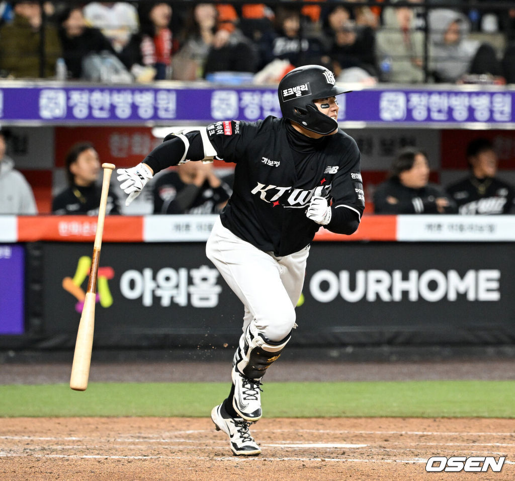 1일 대전 한화생명볼파크에서 2026 신한 SOL KBO리그 한화 이글스와 KT 위즈의 경기가 열렸다.이날 한화는 류현진, KT는 고영표를 선발로 내세웠다.7회초 2사 만루에서 KT 최원준이 우중간 2타점 적시타를 치고 있다. 2026.04.01 /sunday@osen.co.krc