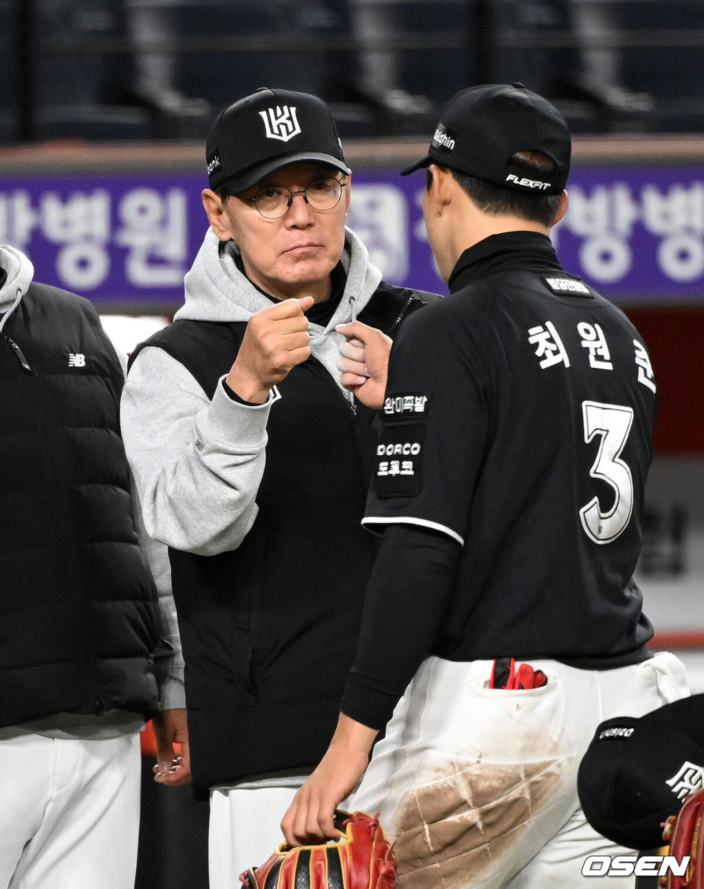 프로야구 KT 위즈가 한화 이글스를 연이틀 꺾고 개막 4연승을 달렸다.이강철 감독이 이끄는 KT는 1일 대전 한화생명 볼파크에서 열린 2026 신한 SOL KBO리그 한화와의 원정경기에서 난타전 끝에 14-11 역전승을 거뒀다. 이날 승리까지 KT가 4경기 전승을 기록 중이고, 한화는 2승2패를 마크했다.경기 종료 후 KT 이강철 감독이 최원준과 승리의 기쁨을 나누고 있다. 2026.04.01 /sunday@osen.co.kr