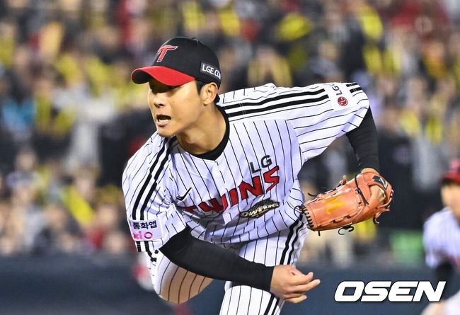 [OSEN=잠실, 박준형 기자]8회초 LG 우강훈 투수가 역투하고 있다.     2026.04.01 / soul1014@osen.co.kr