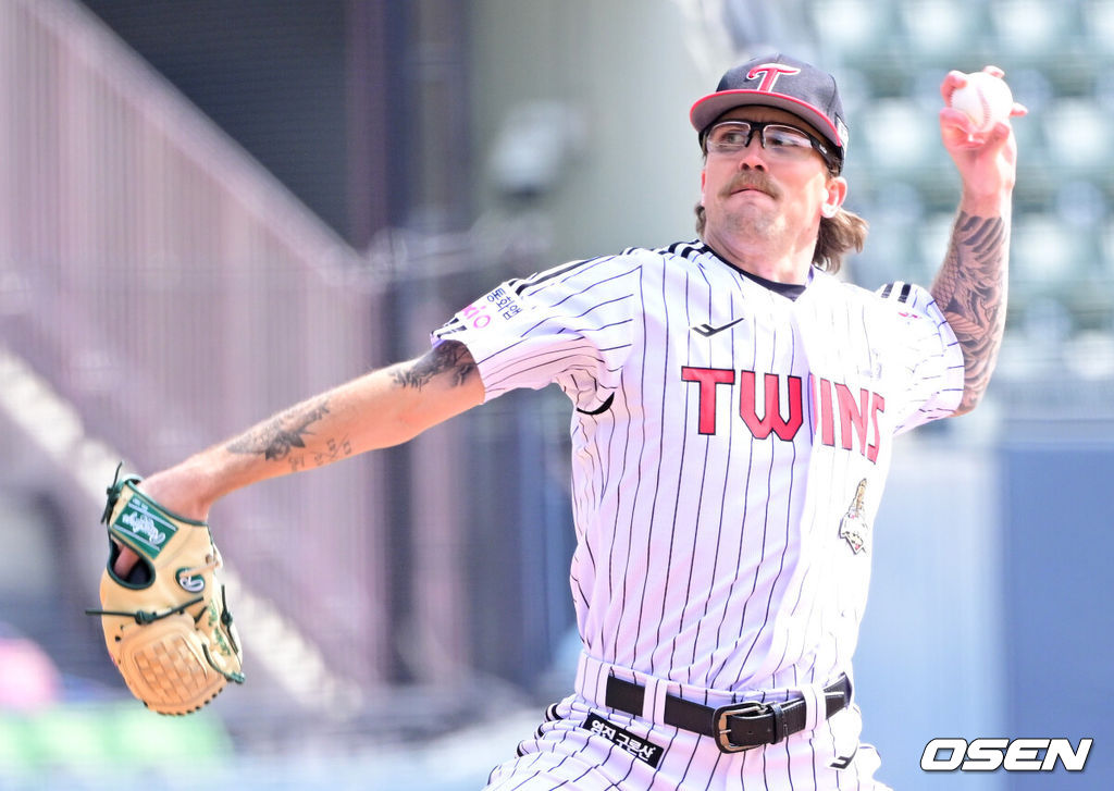 23일 서울 잠실야구장에서 ‘2026 신한 SOL KBO리그’ LG 트윈스와 키움 히어로즈의 시범경기가 열렸다.홈팀 LG는 라클란 웰스, 방문팀 키움은 하영민을 선발로 내세웠다.LG 선발 라클란 웰스가 힘차게 공을 뿌리고 있다. 2026.03.23 / dreamer@osen.co.kr