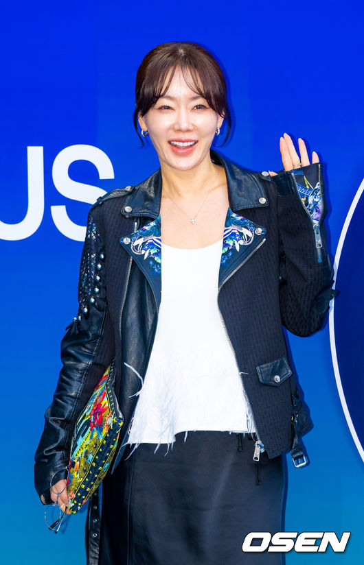 [OSEN=박준형 기자] 7일 서울 동대문디자인플라자(DDP)에서 '2026&nbsp;F/W&nbsp;서울패션위크' 그리디어스 패션쇼 및 포토월 행사가 진행됐다.2026&nbsp;F/W&nbsp;서울패션위크는 오는 8일까지&nbsp;DDP를 중심으로 패션쇼(15개 브랜드), 트레이드쇼(92개 브랜드), 서울패션포럼, 시민참여 프로그램 등으로 꾸며진다.&nbsp;방송인 안선영이 포즈를 취하고 있다.   2026.02.07 / soul1014@osen.co.kr