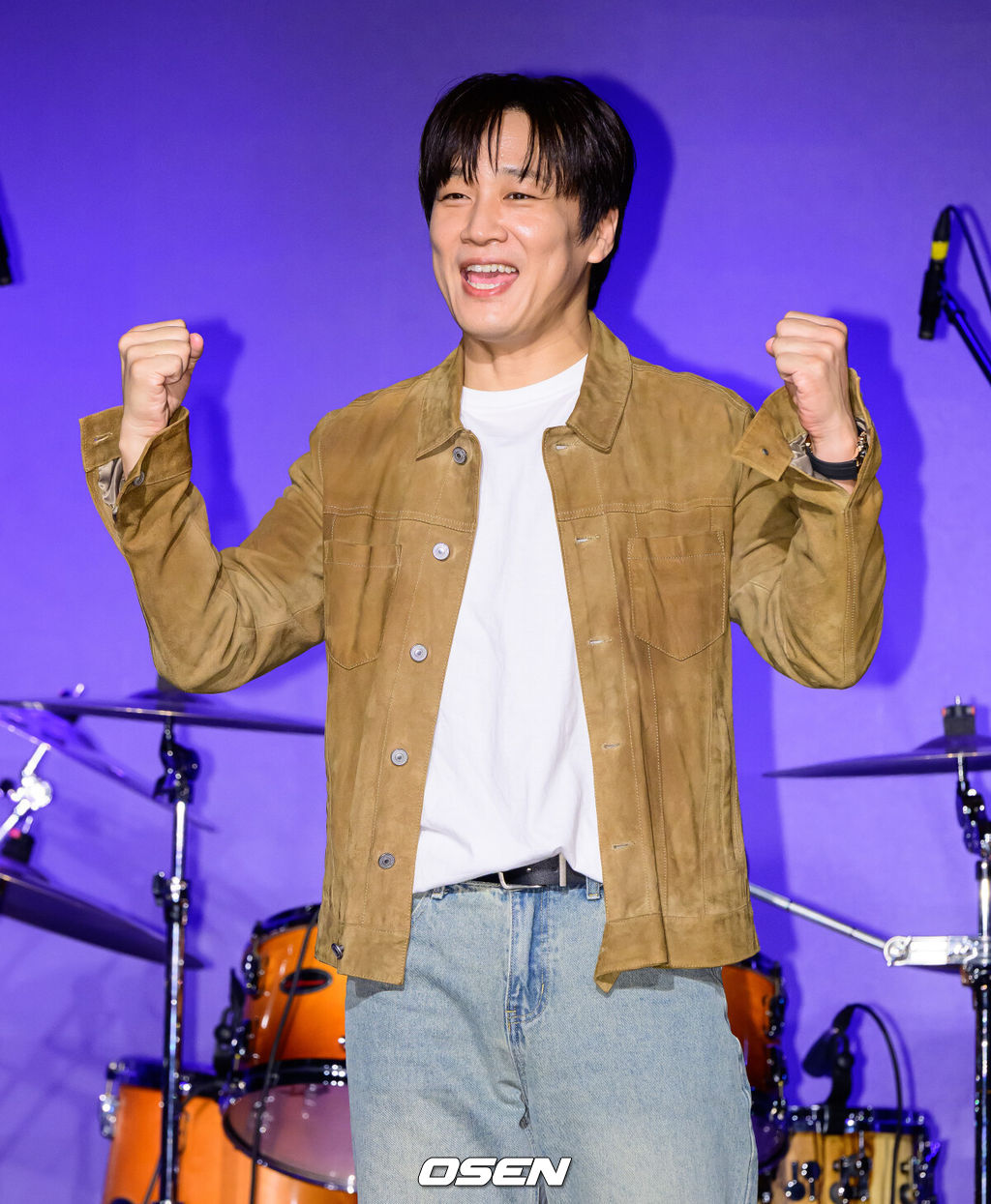 12일 오후 서울 종로구 동숭동 SA Hall에서 아묻따밴드 첫 디지털 싱글 ‘알고 있잖아’ 발매 기념 쇼케이스가 열렸다.아묻따밴드는 홍경민(리더·베이스), 조영수(키보드), 차태현(객원 보컬), 전인혁(기타), 김준현(드럼), 조정민(피아노)으로 구성됐다.아묻따밴드 차태현이 포토타임을 하고 있다. 2026.02.12 /jpnews@osen.co.kr