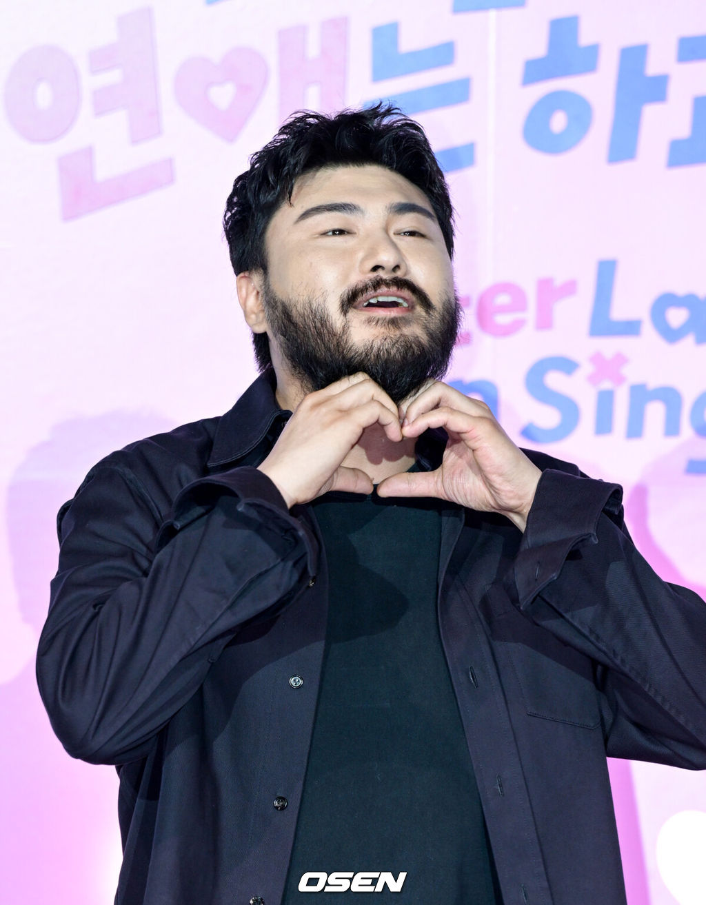 넷플릭스(Netflix)의 새로운 연애 리얼리티 예능 '모태솔로지만 연애는 하고 싶어' 제작발표회가 3일 서울 용산구 CGV용산아이파크몰에서 열렸다.이날 행사에는 조욱형 PD, 김노은 PD, 원승재 PD, 서인국, 강한나, 이은지, 카더가든이 참석했다.카더가든이 포즈를 취하고 있다. 2025.07.03 /cej@osen.co.kr