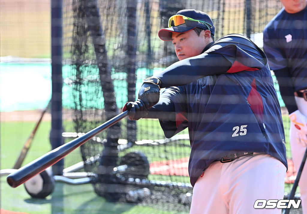 13일 부산 사직야구장에서 2026 신한 SOL KBO 리그 롯데 자이언츠와 KT 위즈의 시범경기가 열린다. WBC 차출 선수가 없는 롯데는 전날 경기에서 사실상의 베스트 라인업으로 KT를 4-3으로 꺾고 역전승을 거뒀다.롯데 자이언츠 한동희가 타격 훈련을 하고 있다. 2026.03.13 / foto0307@osen.co.kr