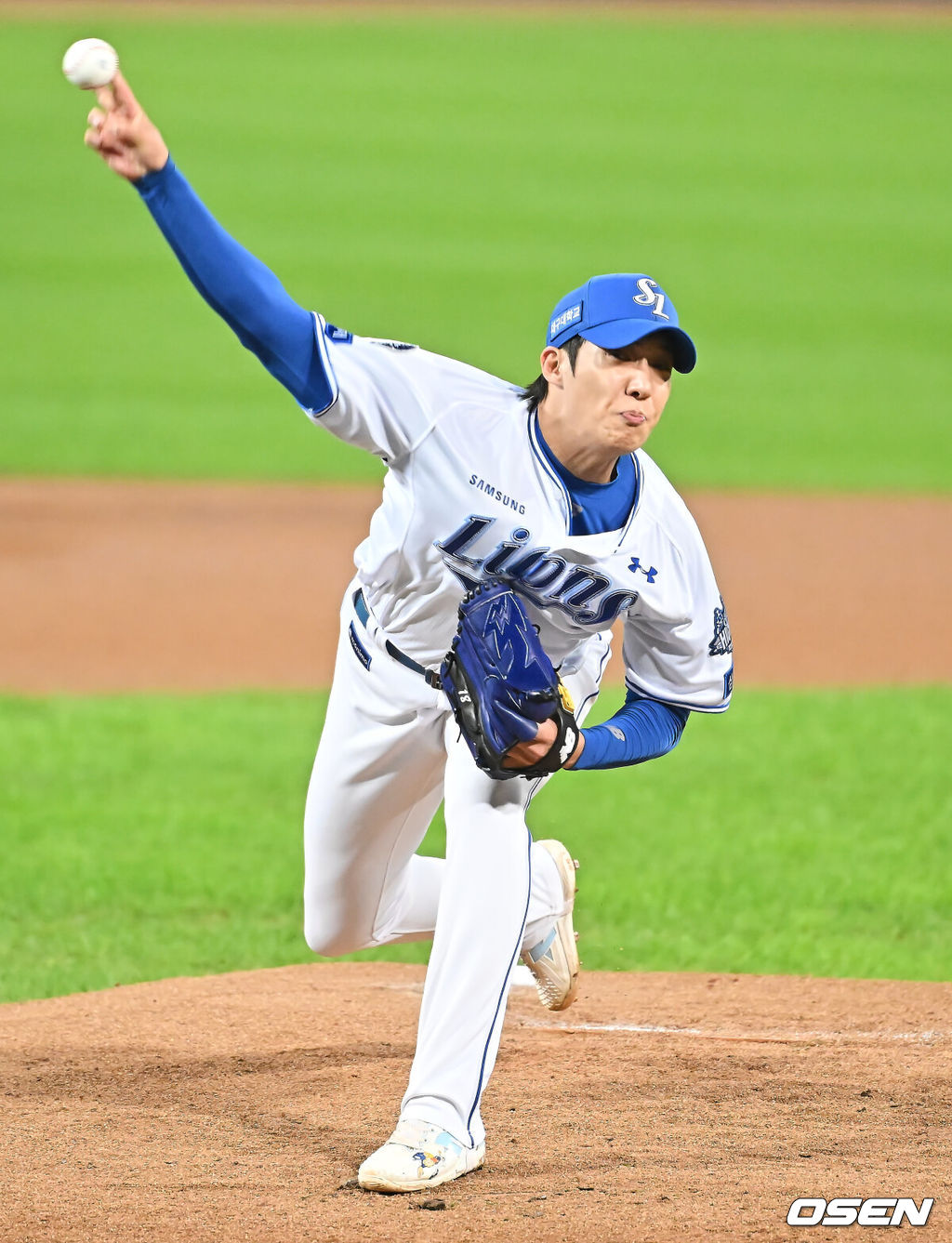 22일 대구 삼성라이온즈파크에서 2025 신한 SOL뱅크 KBO 플레이오프 삼성 라이온즈와 한화 이글스의 4차전 경기가 열렸다. 홈팀 삼성은 원태인이, 방문팀 한화는 정우주가 선발 투수로 출전했다.삼성 라이온즈 선발투수 원태인이 역투하고 있다. 2025.10.22 / foto0307@osen.co.kr