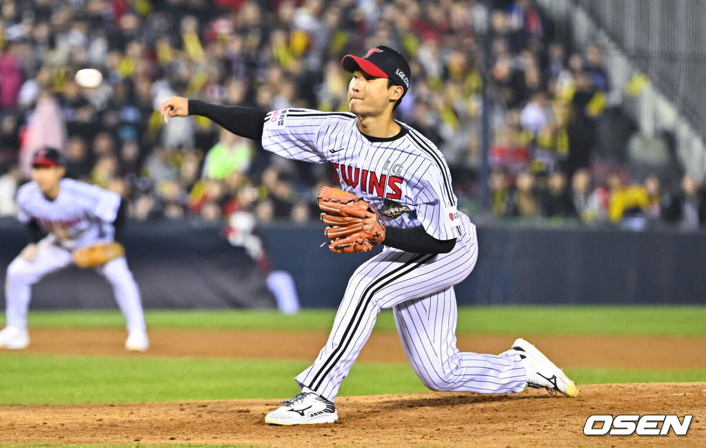 1일 서울 잠실야구장에서 2026 신한 SOL KBO리그 LG 트윈스와 KIA 타이거즈의 경기가 열렸다. 이날 LG는 송승기를, KIA는 양현종을 선발로 내세웠다.8회초 LG 우강훈 투수가 역투하고 있다.     2026.04.01 / soul1014@osen.co.kr