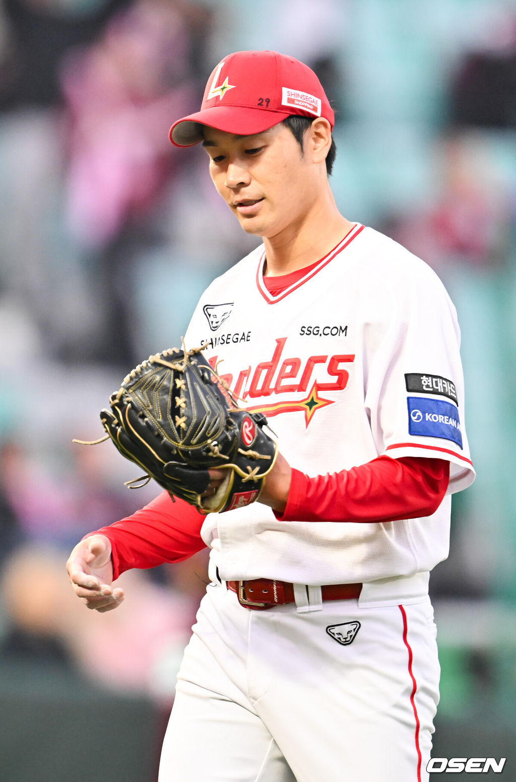 1일 인천 SSG랜더스필드에서 ‘2026 신한 SOL KBO리그’ SSG 랜더스와 키움 히어로즈의 경기가 열렸다.이날 경기에서 SSG은 타케다를, 키움은 배동현을 선발로 내세웠다.1회초를 마친 SSG 선발 타케다가 아쉬워하고 있다. 2026.04.01 / rumi@osen.co.kr