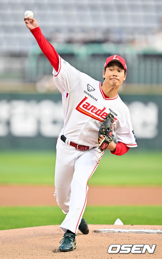 [OSEN=인천, 민경훈 기자] 1일 인천 SSG랜더스필드에서 ‘2026 신한 SOL KBO리그’ SSG 랜더스와 키움 히어로즈의 경기가 열렸다.이날 경기에서 SSG은 타케다를, 키움은 배동현을 선발로 내세웠다.SSG 선발 타케다가 마운드 위에서 힘차게 공을 뿌리고 있다. 2026.04.01&nbsp;/ rumi@osen.co.kr