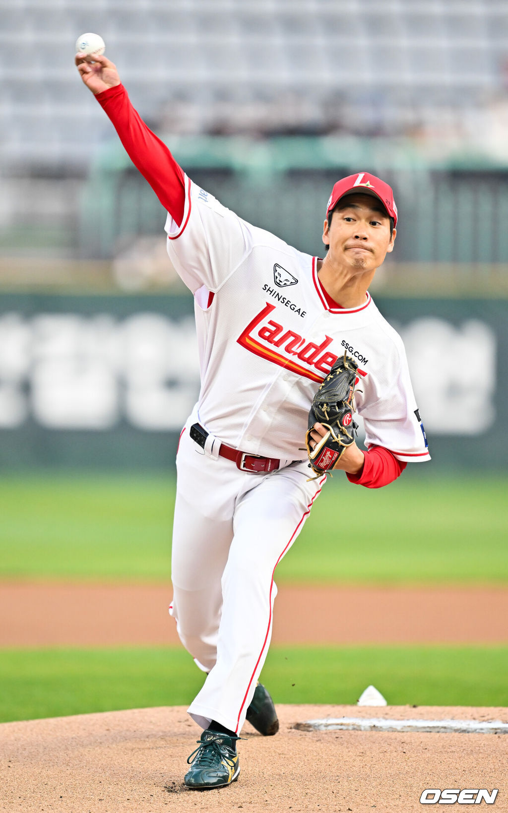 1일 인천 SSG랜더스필드에서 ‘2026 신한 SOL KBO리그’ SSG 랜더스와 키움 히어로즈의 경기가 열렸다.이날 경기에서 SSG은 타케다를, 키움은 배동현을 선발로 내세웠다.SSG 선발 타케다가 마운드 위에서 힘차게 공을 뿌리고 있다. 2026.04.01 / rumi@osen.co.kr