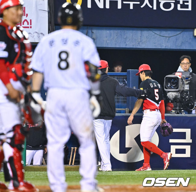 [OSEN=잠실, 박준형 기자] 1일 서울 잠실야구장에서 2026 신한 SOL KBO리그 LG 트윈스와 KIA 타이거즈의 경기가 열렸다. 이날 LG는 송승기를, KIA는 양현종을 선발로 내세웠다.8회말 엘 박동원 타구를 수비하던 도중 다친 KIA 김도영이 교체되고 있다.      2026.04.01 / soul1014@osen.co.kr