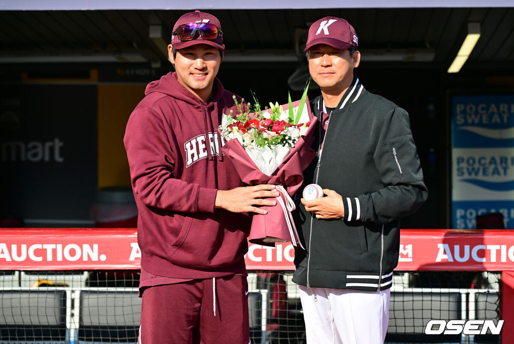 2일 오후 인천 SSG랜더스필드에서 2026 신한 SOL KBO리그 SSG 랜더스와 키움 히어로즈의 경기가 진행됐다.이날 SSG는 최민준을, 키움은 정현우를 선발투수로 내세웠다. 경기에 앞서 키움 설종진 감독이 부임 첫승 기념 꽃다발 증정식에서 주장 임지열과 함께 포즈를 취하고 있다.      2026.04.02 / soul1014@osen.co.kr