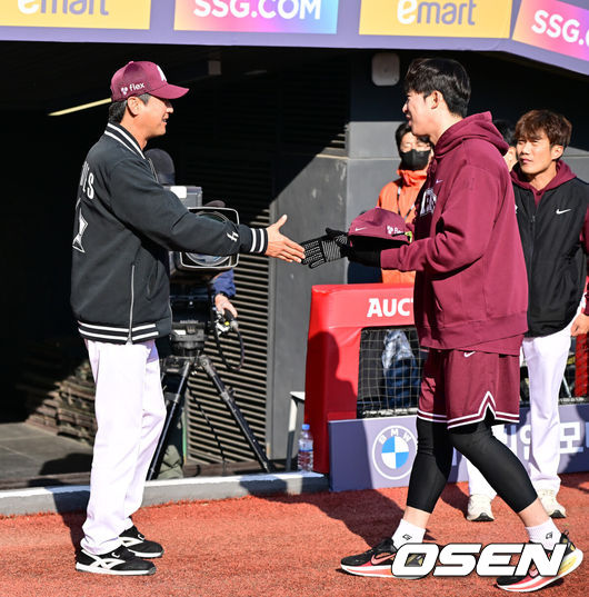 [OSEN=인천, 박준형 기자] 2일 오후 인천 SSG랜더스필드에서 2026 신한 SOL KBO리그&nbsp;SSG 랜더스와 키움 히어로즈의 경기가 진행됐다.이날 SSG는 최민준을, 키움은 정현우를 선발투수로 내세웠다. 경기에 앞서 키움 설종진 감독이 전날 5이닝 무실점 승리투수가 된 배동현과 악수를 나누고 있다.     2026.04.02 / soul1014@osen.co.kr