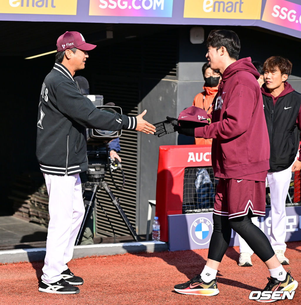 2일 오후 인천 SSG랜더스필드에서 2026 신한 SOL KBO리그 SSG 랜더스와 키움 히어로즈의 경기가 진행됐다.이날 SSG는 최민준을, 키움은 정현우를 선발투수로 내세웠다. 경기에 앞서 키움 설종진 감독이 전날 5이닝 무실점 승리투수가 된 배동현과 악수를 나누고 있다.     2026.04.02 / soul1014@osen.co.kr