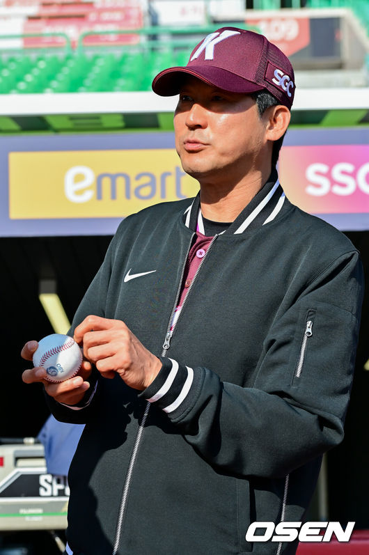 [OSEN=인천, 박준형 기자] 2일 오후 인천 SSG랜더스필드에서 2026 신한 SOL KBO리그&nbsp;SSG 랜더스와 키움 히어로즈의 경기가 진행됐다.이날 SSG는 최민준을, 키움은 정현우를 선발투수로 내세웠다. 경기에 앞서 키움 설종진 감독이 첫승 기념구를 들고 이야기하고 있다.   2026.04.02 / soul1014@osen.co.kr