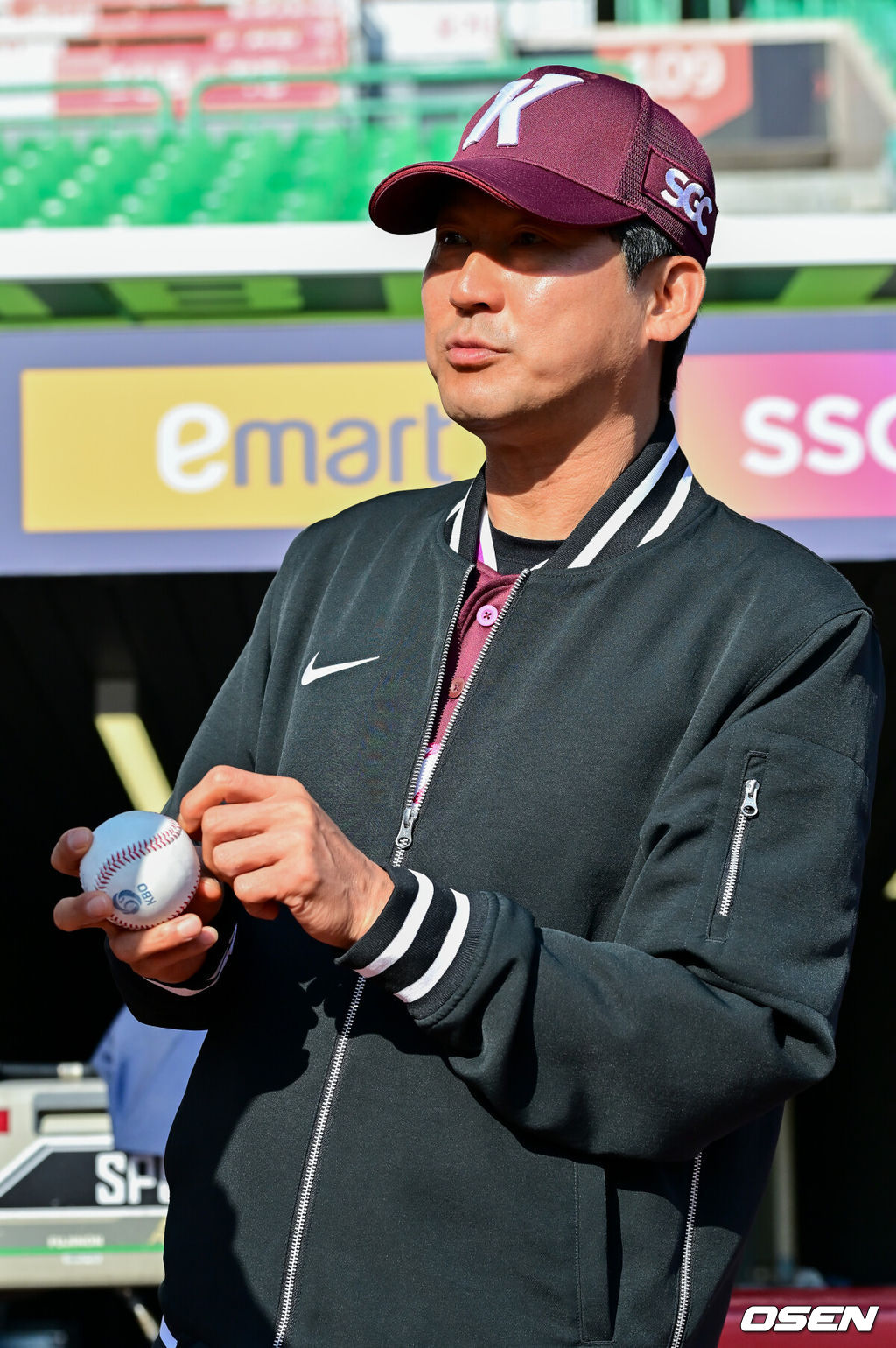 2일 오후 인천 SSG랜더스필드에서 2026 신한 SOL KBO리그 SSG 랜더스와 키움 히어로즈의 경기가 진행됐다.이날 SSG는 최민준을, 키움은 정현우를 선발투수로 내세웠다. 경기에 앞서 키움 설종진 감독이 첫승 기념구를 들고 이야기하고 있다.   2026.04.02 / soul1014@osen.co.kr