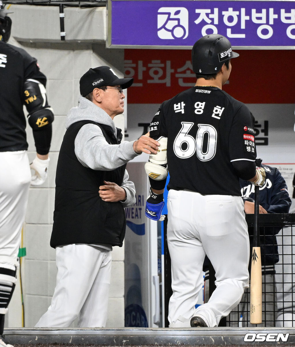 1일 대전 한화생명볼파크에서 2026 신한 SOL KBO리그 한화 이글스와 KT 위즈의 경기가 열렸다.이날 한화는 류현진, KT는 고영표를 선발로 내세웠다.9회초 KT 이강철 감독이 박영현을 교체하고 있다. 2026.04.01 /sunday@osen.co.krc