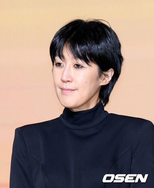 [OSEN=이대선 기자] 14일 서울 마포구 호텔 나루 서울 엠갤러리에서 넷플릭스 '솔로지옥' 시즌5 제작발표회가 열렸다.<br /><br />'솔로지옥'은 커플이 되어야만 나갈 수 있는 외딴 섬, ‘지옥도’에서 펼쳐질 솔로들의 솔직하고 화끈한 데이팅 리얼리티쇼​로 오는 1월 20일(화) 오직 넷플릭스에서 만날 수 있다.<br /><br />방송인 홍진경이 취재진의 질문을 듣고 있다. 2026.01.14 /sunday@osen.co.kr