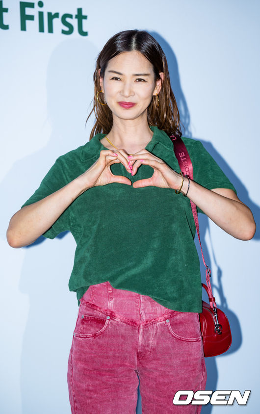 [OSEN=민경훈 기자] 14일 오후 서울 성동구 성수동의 한 매장에서 패션 스포츠 브랜드팝업 스토어 오픈 포토콜 행사가 열렸다.<br /><br />이날 행사에는 안효섭, 이주빈, 이유미, 다니엘헤니, 저스틴 민, 정건주, 오마이걸 유아, 김나영, 모델 이소라, 모델 겸 DJ 안나킴, 실리카겔의 김한주가 참석했다.  <br /><br />모델 이소라가 취재진을 향해 포즈를 취하고 있다. 2024.05.14 / rumi@osen.co.kr