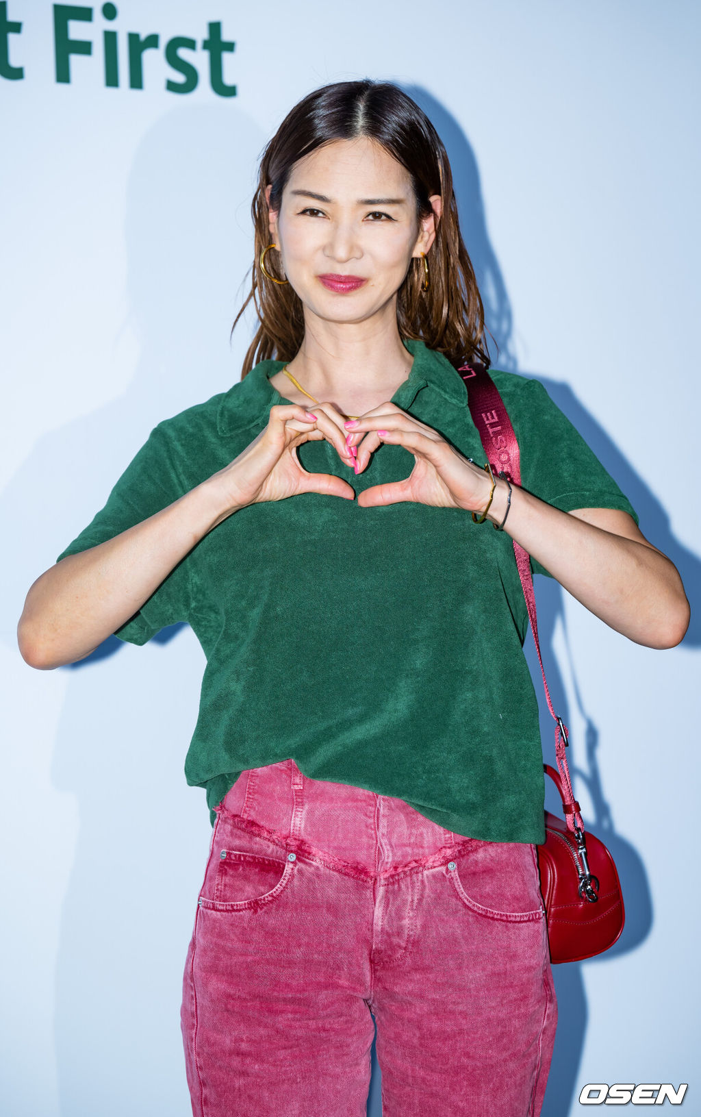 14일 오후 서울 성동구 성수동의 한 매장에서 패션 스포츠 브랜드팝업 스토어 오픈 포토콜 행사가 열렸다.<br /><br />이날 행사에는 안효섭, 이주빈, 이유미, 다니엘헤니, 저스틴 민, 정건주, 오마이걸 유아, 김나영, 모델 이소라, 모델 겸 DJ 안나킴, 실리카겔의 김한주가 참석했다.  <br /><br />모델 이소라가 취재진을 향해 포즈를 취하고 있다. 2024.05.14 / rumi@osen.co.kr