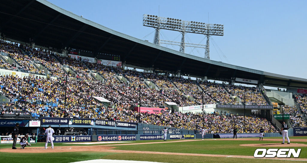 프로야구 KT 위즈가 우승팀 LG 트윈스를 꺾고 개막전 승리를 거뒀다. KT는 28일 서울 잠실구장에서 열린 2026 KBO리그 개막전 LG와 경기에서 장단 18안타를 폭발시키며 11-7로 승리했다. KT는 역대 6번째 개막전 선발 전원 안타 진기록을 세웠다.KT 신인 이강민은 3안타를 때려, 고졸 신인 개막전 최다 안타 타이 기록을 세웠다. 김현수는 개막전 통산 최다 안타 타이(20개)에 성공했다. KT 선발 맷 사우어는 5이닝 동안 5피안타(1피홈런) 5볼넷 1탈삼진 3실점으로 첫 승을 기록했다. 만원 관중 기록한 잠실야구장. 2026.03.28 / jpnews@osen.co.kr