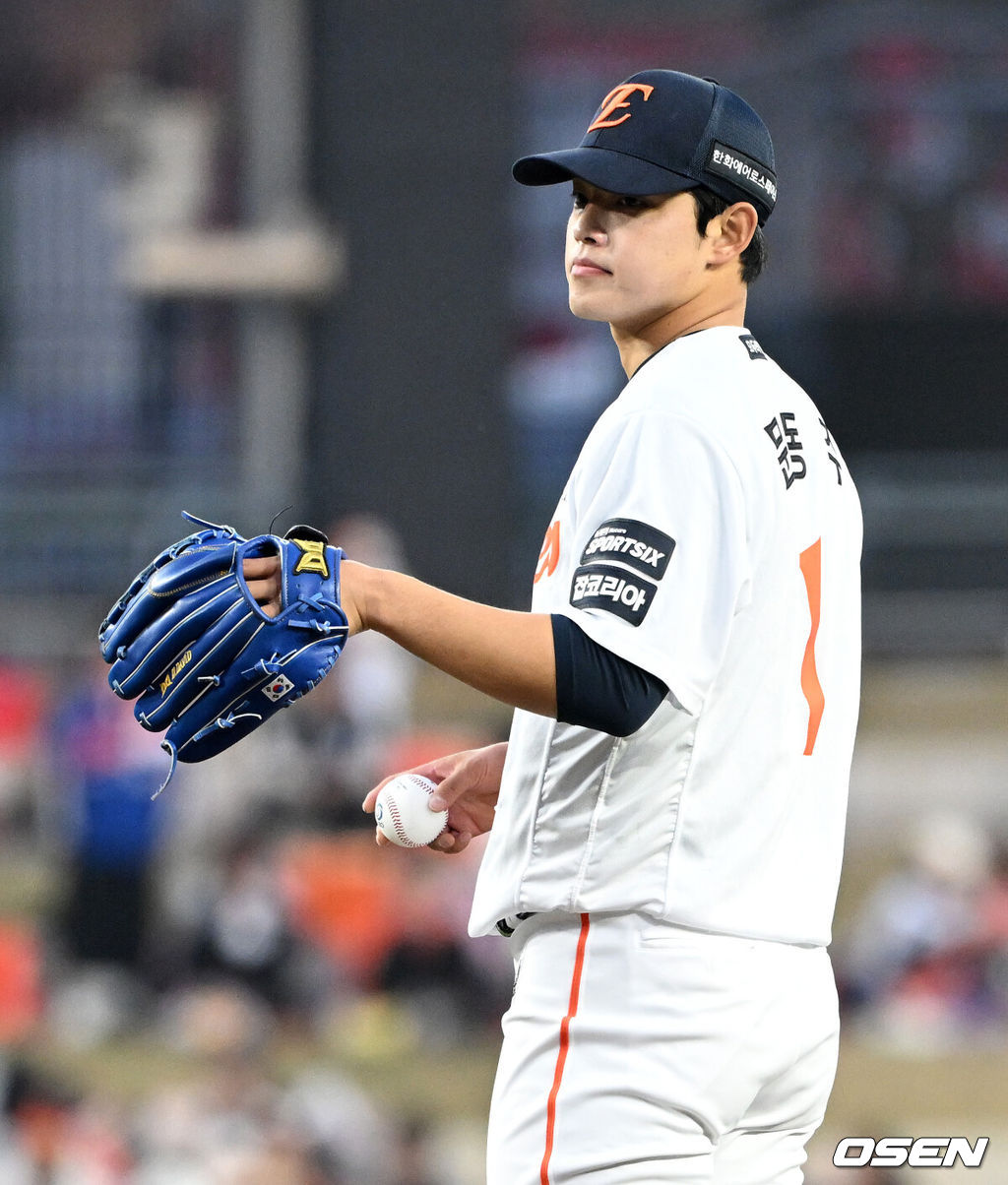 2일 대전 한화생명볼파크에서 2026 신한 SOL KBO리그 한화 이글스와 KT 위즈의 경기가 열렸다.이날 한화는 문동주, KT는 오원석을 선발로 내세웠다.1회초 무사에서 한화 선발투수 문동주가 역투하고 있다. 2026.04.02 /sunday@osen.co.kr