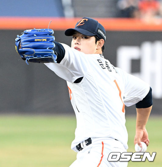[OSEN=대전, 이대선 기자] 2일 대전 한화생명볼파크에서 2026 신한 SOL KBO리그 한화 이글스와 KT 위즈의 경기가 열렸다.이날 한화는 문동주, KT는 오원석을 선발로 내세웠다.1회초 무사에서 한화 선발투수 문동주가 역투하고 있다. 2026.04.02 /sunday@osen.co.kr