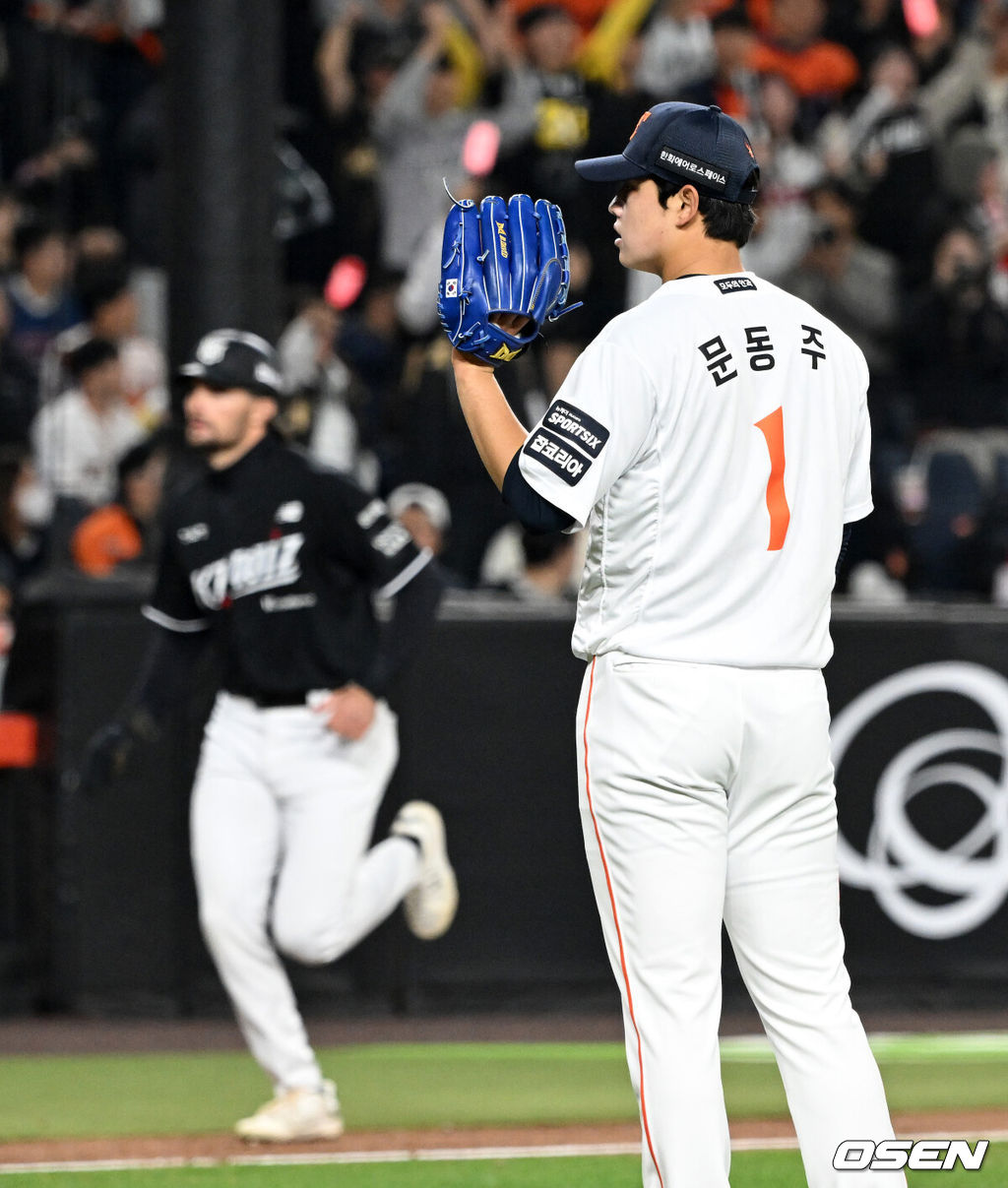 2일 대전 한화생명볼파크에서 2026 신한 SOL KBO리그 한화 이글스와 KT 위즈의 경기가 열렸다.이날 한화는 문동주, KT는 오원석을 선발로 내세웠다.3회초 1사 만루에서 한화 문동주가 KT 장성우에게 좌월 만루 홈런을 허용하고 있다. 2026.04.02 /sunday@osen.co.kr
