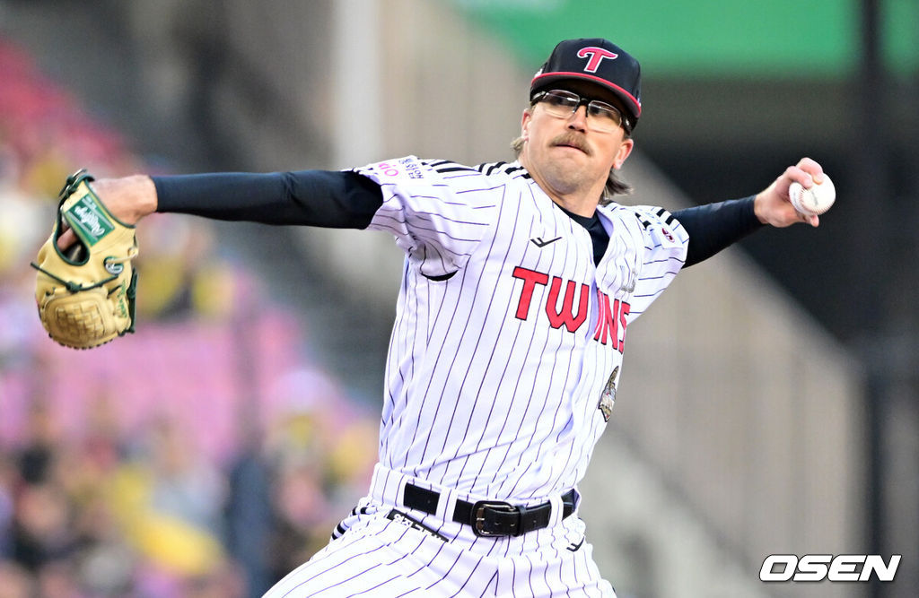 2일 서울 잠실야구장에서 2026 신한 SOL KBO리그 LG 트윈스와 KIA 타이거즈의 경기가 열렸다. 이날 LG는 웰스, KIA는 김태형을 선발로 내세웠다. 1회초 LG 선발 웰스가 역투를 하고 있다. 2026.04.02 /cej@osen.co.kr