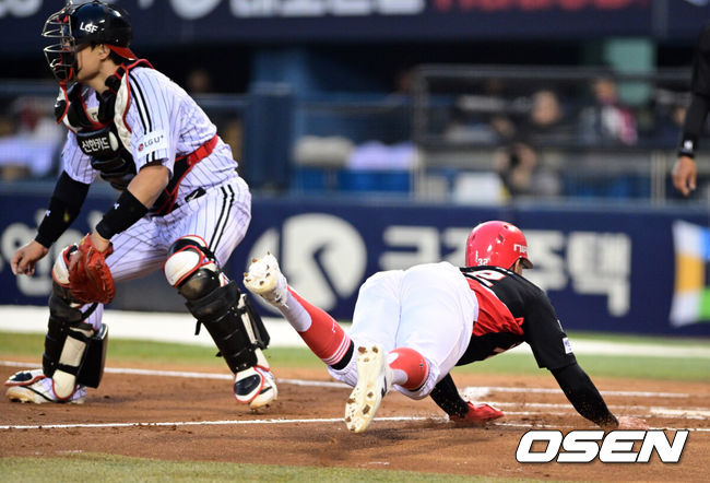 [OSEN=잠실, 조은정 기자] 2일 서울 잠실야구장에서 2026 신한 SOL KBO리그 LG 트윈스와 KIA 타이거즈의 경기가 열렸다. 이날 LG는 웰스, KIA는 김태형을 선발로 내세웠다. 2회초 2사 2루에서 KIA 데일이 박민의 선제 적시타에 홈으로 몸을 날리고 있다. 2026.04.02 /cej@osen.co.kr