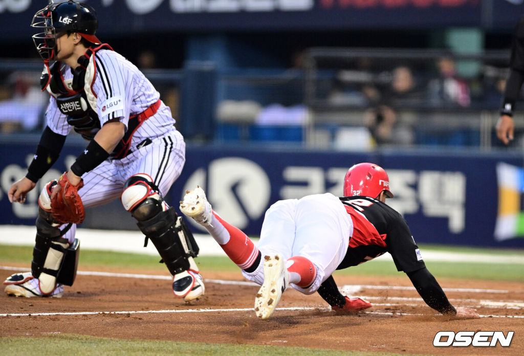 2일 서울 잠실야구장에서 2026 신한 SOL KBO리그 LG 트윈스와 KIA 타이거즈의 경기가 열렸다. 이날 LG는 웰스, KIA는 김태형을 선발로 내세웠다. 2회초 2사 2루에서 KIA 데일이 박민의 선제 적시타에 홈으로 몸을 날리고 있다. 2026.04.02 /cej@osen.co.kr