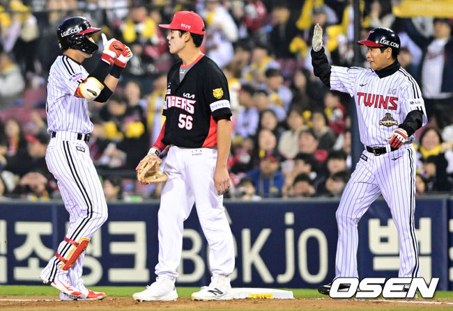 [OSEN=잠실, 조은정 기자] 2일 서울 잠실야구장에서 2026 신한 SOL KBO리그 LG 트윈스와 KIA 타이거즈의 경기가 열렸다. 이날 LG는 웰스, KIA는 김태형을 선발로 내세웠다. 2회말 1사 1,3루에서 LG 천성호가 우익선상으로 동점 적시타를 날린 뒤 기뻐하고 있다. 2026.04.02 /cej@osen.co.kr