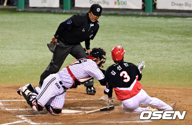 [OSEN=잠실, 조은정 기자] 2일 서울 잠실야구장에서 2026 신한 SOL KBO리그 LG 트윈스와 KIA 타이거즈의 경기가 열렸다. 이날 LG는 웰스, KIA는 김태형을 선발로 내세웠다. 4회초 1사 3루에서 KIA 김선빈이 데일의 땅볼 때 LG 포수 박동원에게 태그아웃 당하고 있다. 2026.04.02 /cej@osen.co.kr