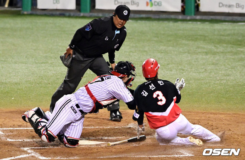 2일 서울 잠실야구장에서 2026 신한 SOL KBO리그 LG 트윈스와 KIA 타이거즈의 경기가 열렸다. 이날 LG는 웰스, KIA는 김태형을 선발로 내세웠다. 4회초 1사 3루에서 KIA 김선빈이 데일의 땅볼 때 LG 포수 박동원에게 태그아웃 당하고 있다. 2026.04.02 /cej@osen.co.kr