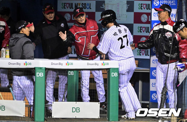 [OSEN=잠실, 조은정 기자] 2일 서울 잠실야구장에서 2026 신한 SOL KBO리그 LG 트윈스와 KIA 타이거즈의 경기가 열렸다. 이날 LG는 웰스, KIA는 김태형을 선발로 내세웠다. 4회말 1사 만루에서 LG 박동원이 구본혁의 내야 땅볼에 역전 득점을 올리고 있다. 2026.04.02 /cej@osen.co.kr