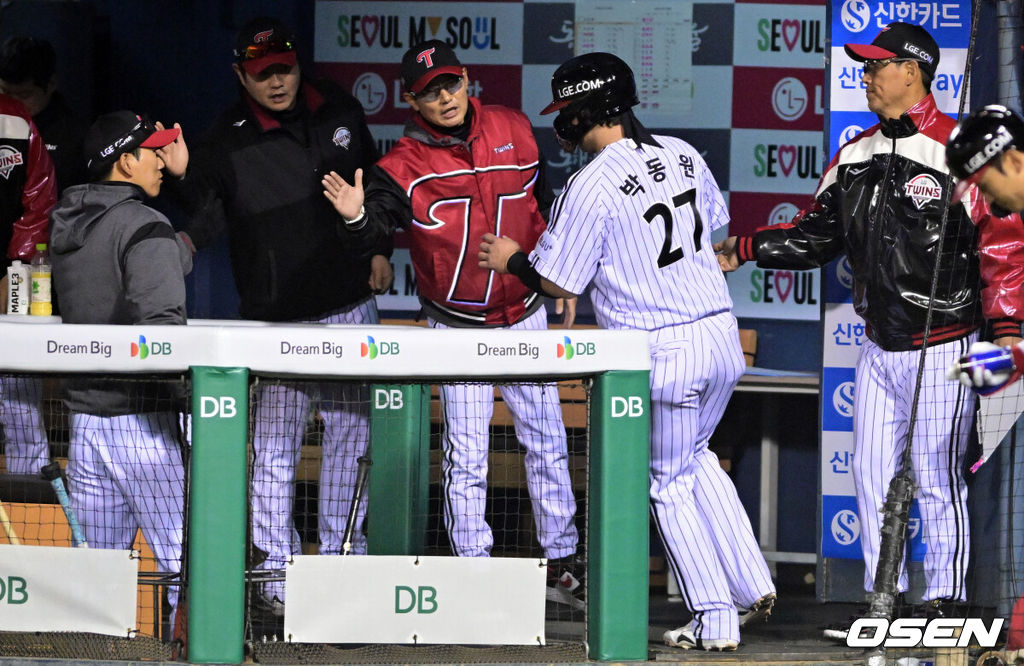 2일 서울 잠실야구장에서 2026 신한 SOL KBO리그 LG 트윈스와 KIA 타이거즈의 경기가 열렸다. 이날 LG는 웰스, KIA는 김태형을 선발로 내세웠다. 4회말 1사 만루에서 LG 박동원이 구본혁의 내야 땅볼에 역전 득점을 올리고 있다. 2026.04.02 /cej@osen.co.kr