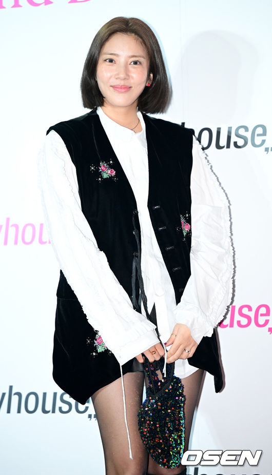 [OSEN=최규한 기자] 5일 오후 서울 청담동 제니하우스 청담힐에서 자선 기부 파티가 열렸다.<br /><br />가수 손담비가 행사에 참석해 포즈를 취하고 있다. 2023.12.05 / dreamer@osen.co.kr