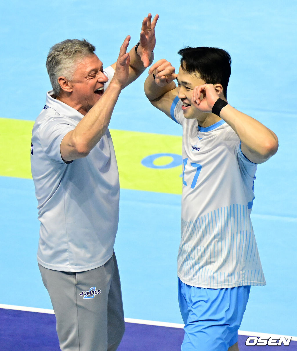 챔피언결정전에 앞서 외국인선수를 교체한 대한항공이 챔피언결정전 1차전에서 정규리그 1위의 품격을 과시했다. 대한항공 점보스는 2일 인천 계양체육관에서 열린 진에어 2025-2026 V리그 남자부 챔피언결정전(5전 3선승제) 현대캐피탈 스카이워커스와의 1차전에서 세트 스코어 3-2(25-19, 19-25, 23-25, 25-20, 15-11)로 승리했다. 정규리그 1위 대한항공은 우리카드와 플레이오프(2승)를 거쳐 올라온 2위 현대캐피탈에 기선을 제압하며 우승확률 75%(20번 중 15번)를 거머쥐었다. 5세트 대한항공 임동혁이 헤난 감독과 득점을 기뻐하고 있다. 2026.04.02 / jpnews@osen.co.kr